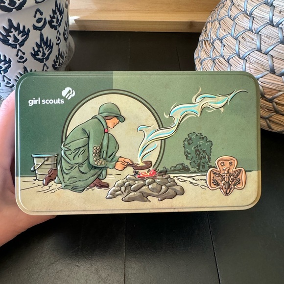 SOLD 💚 Adorable Girl Scouts Camping Pail Tin Box w/ Handle - Picture 8 of 11